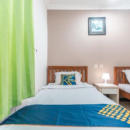 Spot On 2033 Kayumanis Homestay Syariah Jakarta Exterior photo