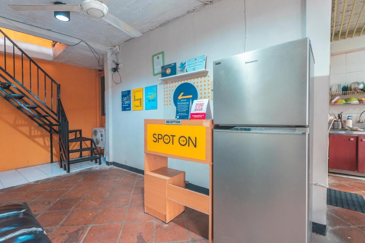 Spot On 2033 Kayumanis Homestay Syariah Jakarta Exterior photo