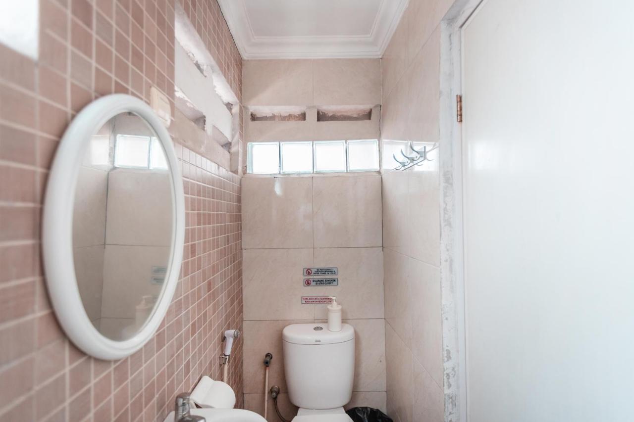 Spot On 2033 Kayumanis Homestay Syariah Jakarta Exterior photo