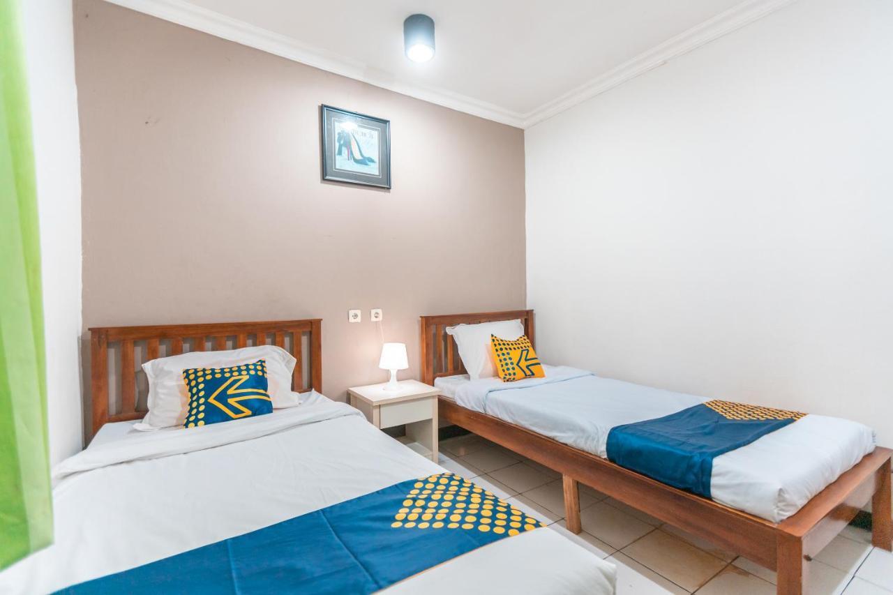 Spot On 2033 Kayumanis Homestay Syariah Jakarta Exterior photo