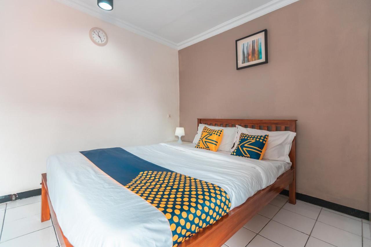 Spot On 2033 Kayumanis Homestay Syariah Jakarta Exterior photo
